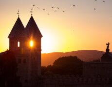 Descubre la belleza de la Puerta de Bisagra en tu viaje a Toledo: una joya del turismo histórico